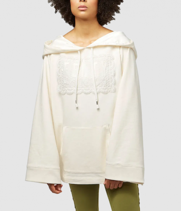 Hoodie oversize dengan aksen renda